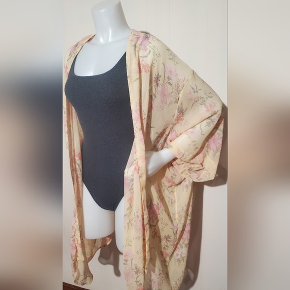 American Eagle Outfitters Sheer Yellow Floral Kimono - Picture 5 of 7